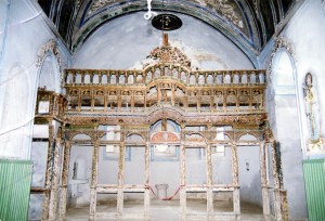 Το τέμπλο του ναού όπως σωζόταν μισοκατεστραμμένο ( φωτογραφία του Τάκη Σαλκιτζόγλου τον Απρίλιο του έτους 2000 )