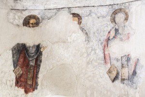 Οι αποκαλυφθείσες εσχάτως αγιογραφίες που υπήρχαν στο ιερό του ναού και οι οποίες δεν έχουν εισέτι χρονολογηθεί ( Ίσως είναι παλαιοχριστιανικές )