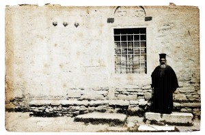 Φωτογραφία ενοριακού ιερέα του Αρχαγγ. Μιχαήλ, που στέκεται στη μεσημβρινή πλευρά του ναού ( αρχές του 20ου αιώνα, ίσως του 1905 )