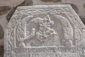 επιτύμβιες πλάκες από τάφους Συλλαίων που ανεκαλύφθησαν στο προαύλιο του ναού
