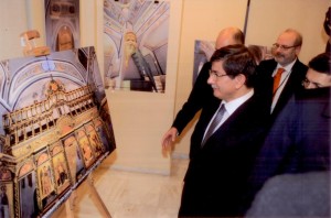 Από την επίσκεψη του Τούρκου πρωθυπουργού Αχμέτ Νταβούτογλου στην έκθεση που έγινε στην Αθήνα τον Δεκέμβριο του 2013 για την παρουσίαση της ολοκληρωμένης ανακαίνισης του ναού του Αρχαγγέλου Μιχαήλ. Ο Τούρκος πρωθυπουργός χαιρετά τον Πρόεδρο της Ένωσης Συλλαίων κ. Τάκη Σαλκιτζόγλου