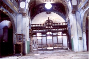 Το τέμπλο του ναού όπως σωζόταν μισοκατεστραμμένο ( φωτογραφία του Τάκη Σαλκιτζόγλου τον Απρίλιο του έτους 2000 )