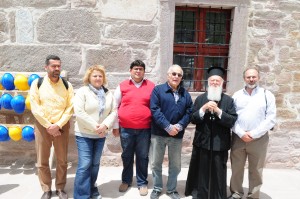 Ο πατριάρχης Βαρθολομαίος κατά την επίσκεψή του στον Αρχάγγελο Μιχαήλ της Σύλλης τον Μαϊο του 2012. Εξ αριστερών κατά σειράν : Αλκαίος Σαλκιτζόγλου, η συντηρήτρια του ναού , ο Τούρκος βυζαντινολόγος Mimiroglu,, o Πρόεδρος της Ένωσης Συλλαίων Τάκης Σαλκιτζόγλου, ο πατριάρχης Κων/πόλεως Βαρθολομαίος ο Α΄ και ο Μανόλης Σαρρηκωστής, αντιπρόεδρος της Ένωσης Συλλαίων